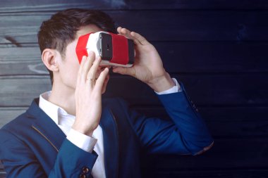 İş takım elbiseli adamı renkli sanal gerçeklik gözlük kullanır