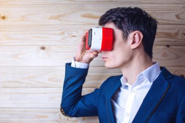 İş takım elbiseli adamı renkli sanal gerçeklik gözlük kullanır