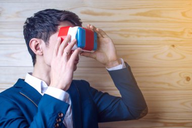 İş takım elbiseli adamı renkli sanal gerçeklik gözlük kullanır