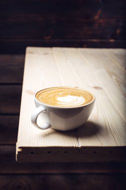 Tablo üzerinde kahve fincan kapuçino sırtında