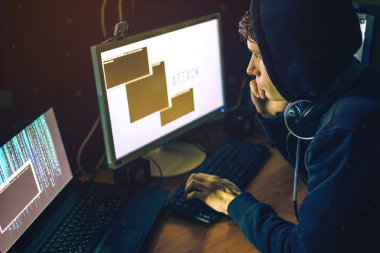hacker karanlıkta bilgi çalmak için erişim tatili