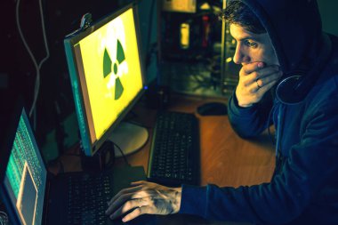 Karanlıkta genç hacker bulaştırmak bilgisayar ve sistemleri