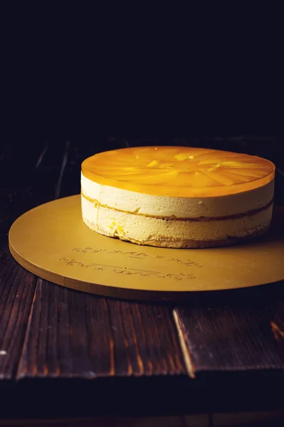 Delicioso bolo de manga de frutas multi-camadas fica na base circular — Fotografia de Stock