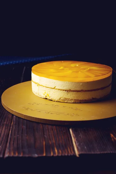 Вкусный многослойный фруктовый манго торт стоит на круговой основе — стоковое фото