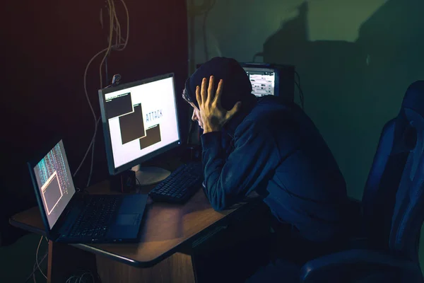 Hacker in het donker breekt de toegang om te stelen van informatie — Stockfoto