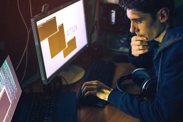 hacker karanlıkta bilgi çalmak için erişim tatili