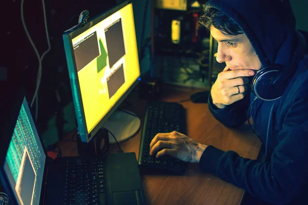 Jonge hacker in het donker infecteren computers en systemen — Stockfoto