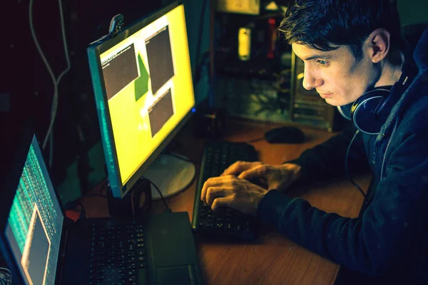 Joven hacker en la oscuridad infectar ordenadores y sistemas — Foto de Stock