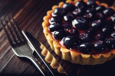 Ahşap bir masa üzerinde yaban mersini ile Mini Berry tart