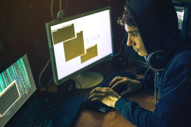 hacker karanlıkta bilgi çalmak için erişim tatili
