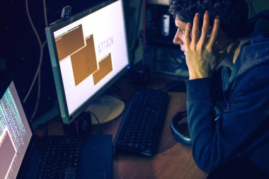 hacker karanlıkta bilgi çalmak için erişim tatili