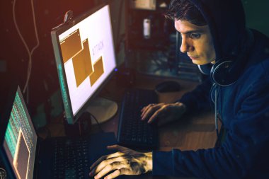 hacker karanlıkta bilgi çalmak için erişim tatili