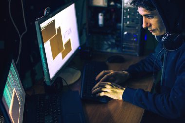 hacker karanlıkta bilgi çalmak için erişim tatili