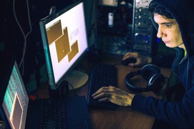 hacker karanlıkta bilgi çalmak için erişim tatili