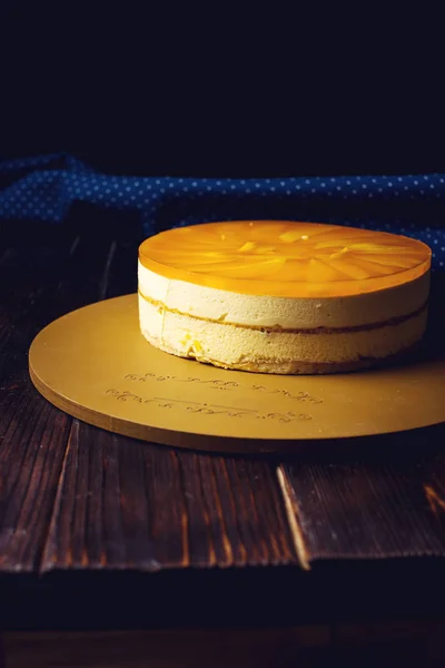 Delicious multi-layered fruit mango cake stands on circular base — Stock Photo, Image