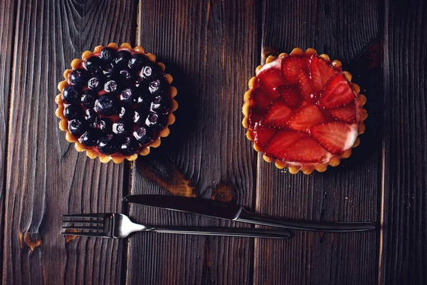 En Berry mini tartas con fresas y arándanos — Foto de Stock