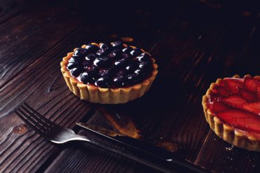 Berry çilek ve yaban mersini ile üzerinde mini turta