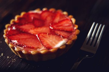Ahşap bir masa üzerinde çilek ile Mini Berry tart