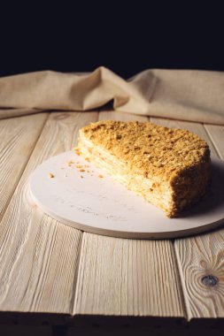 Güzel yarıya Napoleon kek ahşap masa üzerine katmanlı