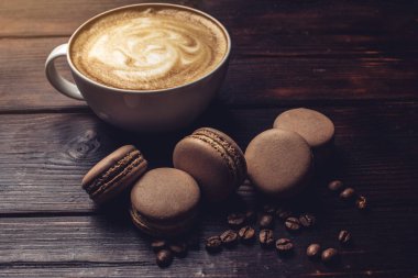 Macarons ve tarçın aromalı kahve kapuçino. Mükemmel kahvaltı