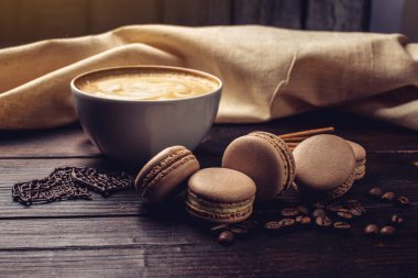 Kahve macarons ve kalp şeklinde çikolata.