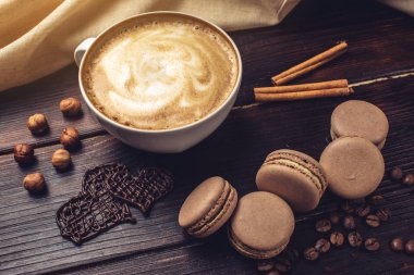 Kahve macarons ve kalp şeklinde çikolata.