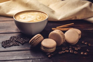 Kahve macarons ve kalp şeklinde çikolata.