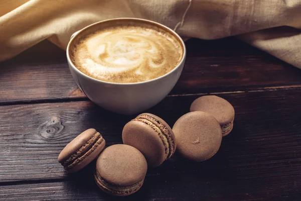 Cappuccino café aromatizado com macarons e canela. O café da manhã perfeito — Fotografia de Stock