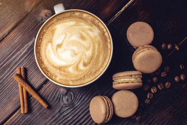 Cappuccino al caffè aromatizzato con amaretti e cannella. La colazione perfetta — Foto Stock