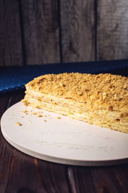 Güzel yarıya Napoleon kek ahşap masa üzerine katmanlı