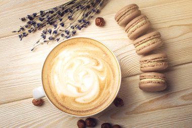 Aromalı kahve kapuçino macarons ve fındık ile. Mükemmel kahvaltı