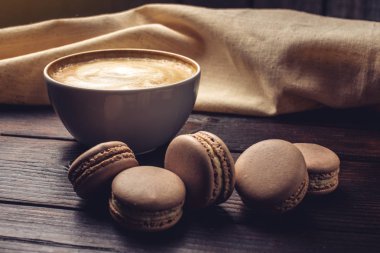 Macarons ve tarçın aromalı kahve kapuçino. Mükemmel kahvaltı