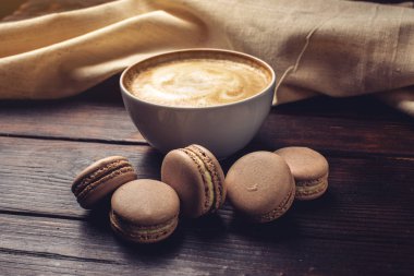 Macarons ve tarçın aromalı kahve kapuçino. Mükemmel kahvaltı