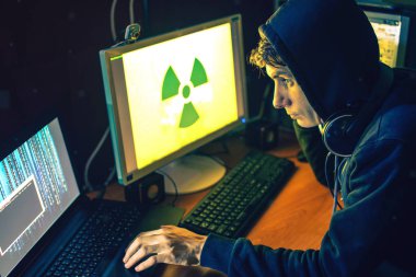 Karanlıkta genç hacker bulaştırmak bilgisayar ve sistemleri