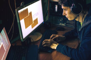 hacker karanlıkta bilgi çalmak için erişim tatili