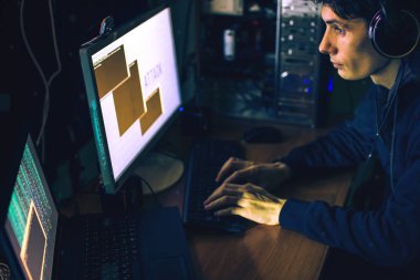hacker karanlıkta bilgi çalmak için erişim tatili