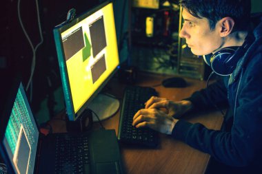 Karanlıkta genç hacker bulaştırmak bilgisayar ve sistemleri