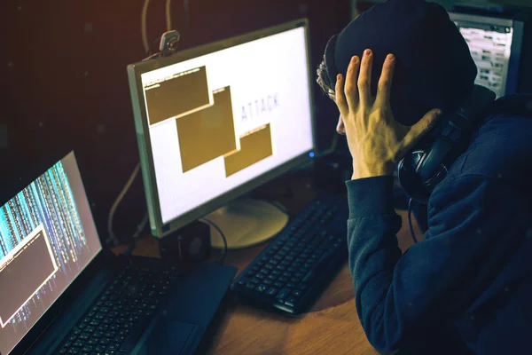 Hacker dalam gelap istirahat akses untuk mencuri informasi — Stok Foto