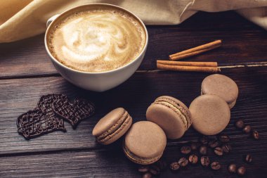 Kahve macarons ve kalp şeklinde çikolata.