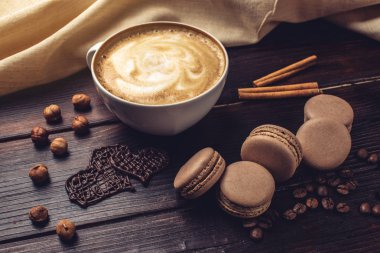 Kahve macarons ve kalp şeklinde çikolata.