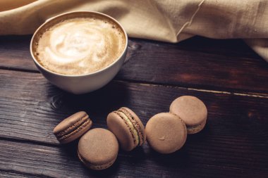 Macarons ve tarçın aromalı kahve kapuçino. Mükemmel kahvaltı