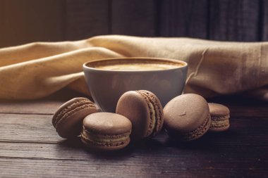 Macarons ve tarçın aromalı kahve kapuçino. Mükemmel kahvaltı