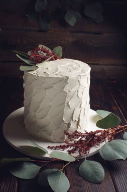 yeşil yaprakları ile süslenmiş beyaz kremalı pasta