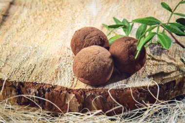 truffle şeker topları ahşap üzerine kakao serpilir