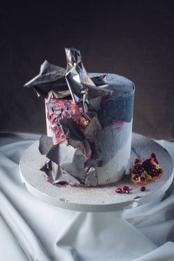 Düğün pastası metal plakalar ile dekore edilmiş çatı katı tarzında dekore edilmiş