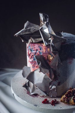 Düğün pastası metal plakalar ile dekore edilmiş çatı katı tarzında dekore edilmiş