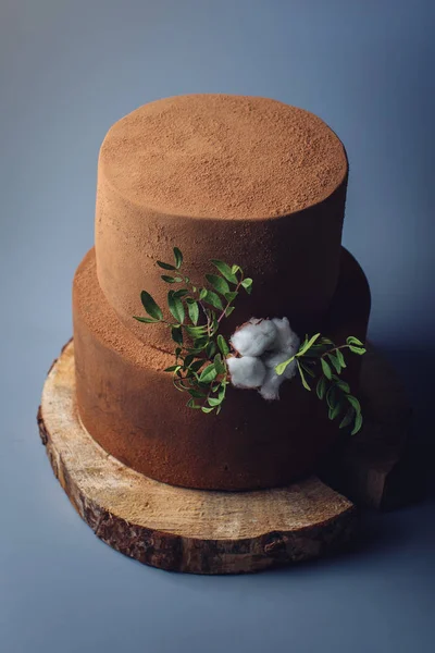 Τρούφα σοκολάτας κλιμακωτή τούρτα πασπαλισμένο με κακάο σε ξύλινη βάση — Φωτογραφία Αρχείου