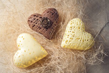 Şeker Sevgililer günü kalpleri beyaz ve koyu çikolata yapılmış