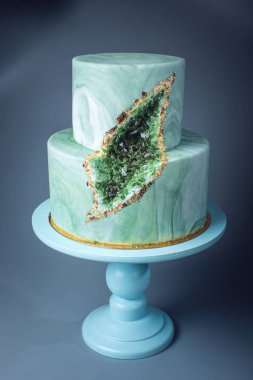 Düğün pastası gibi taş mermer kesim zümrütleri ile dekore edilmiş
