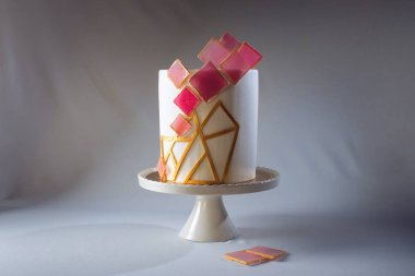 Sanat. Düğün pastası fondan ve Isomalt dekore edilmiş